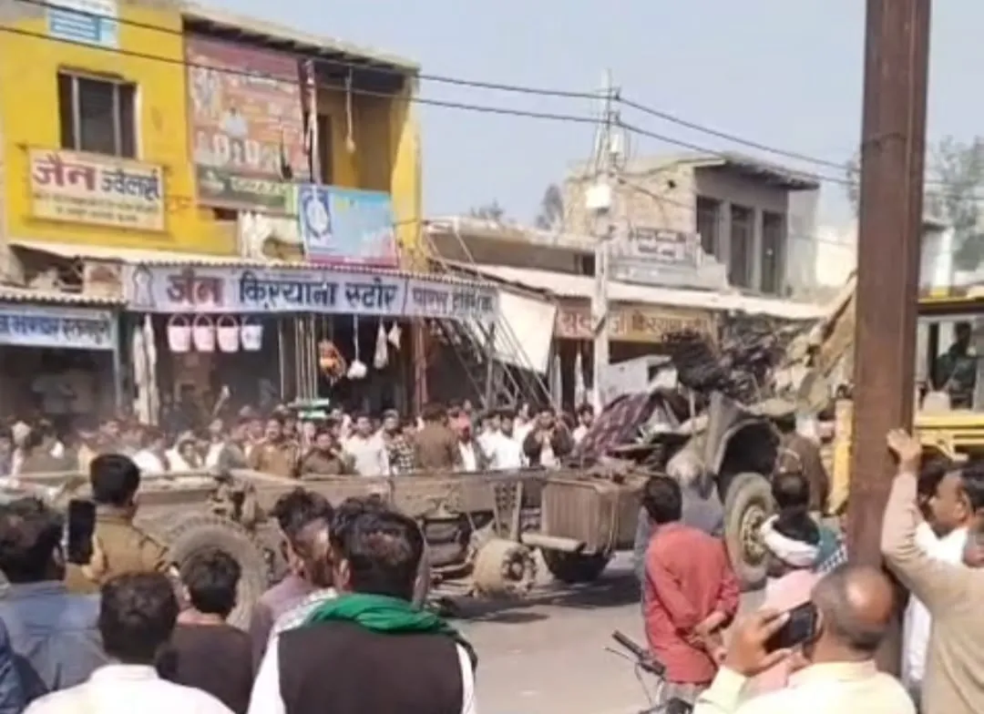 मुजफ्फरनगर में लापरवाही की भेंट चढ़ी जिंदगी: रतनपुरी में अनियंत्रित होकर पलटा गन्ने से लदा ट्रक, बुजुर्ग की मौके पर मौत