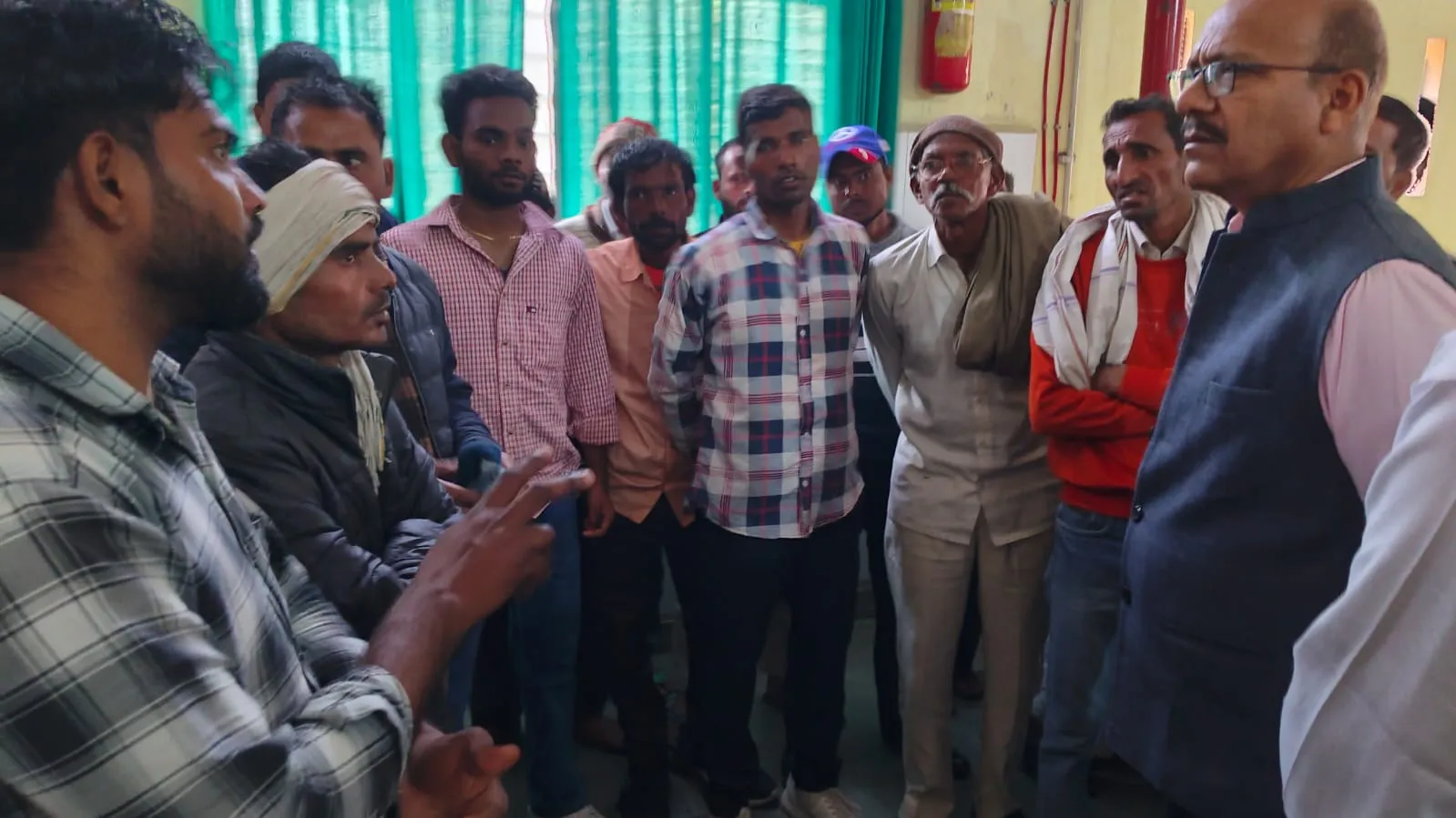 मुजफ्फरनगर: जिलाधिकारी ने जिला अस्पताल में घायलों का जाना हाल