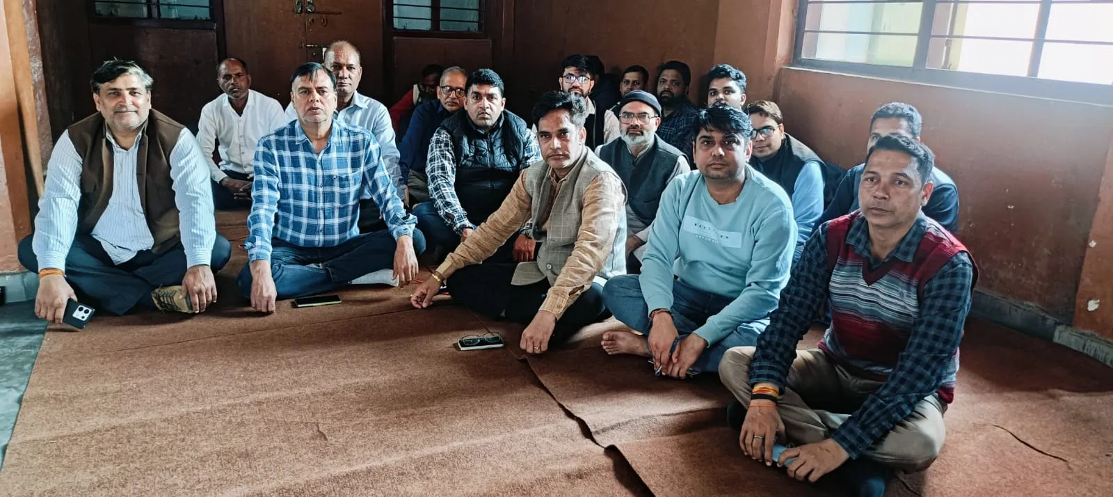 मुजफ्फरनगरः विकास भवन कर्मचारी एसोसिएशन ने दिया ग्रामीण अभियंत्रण विभाग के अधिशासी अभियंता के खिलाफ धरना 