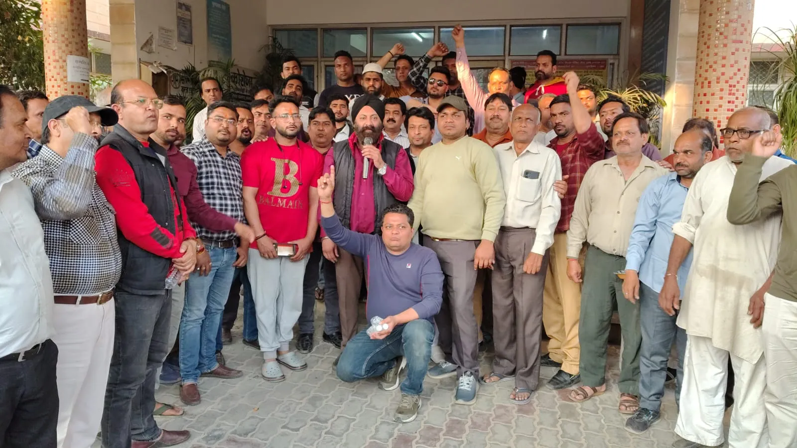 मेरठ में आवास विकास परिषद के बड़े अधिकारियों पर भ्रष्टाचार का आरोप, एडीजी मेरठ से एफआईआर की मांग