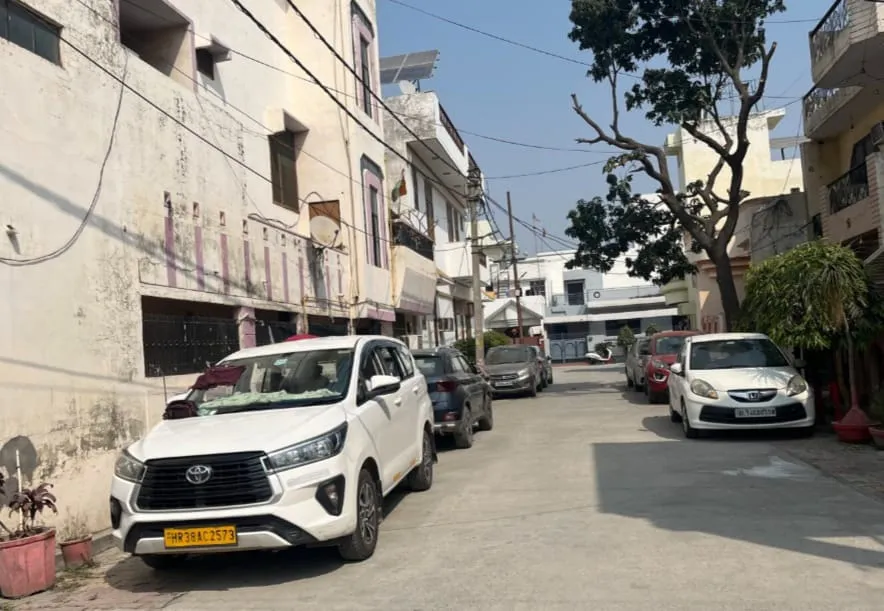 मुजफ्फरनगर: जैन मिलन विहार कॉलोनी में इनकम टैक्स का छापा, पेपर व्यापारी के घर सुबह से देर रात तक चलती रही जांच