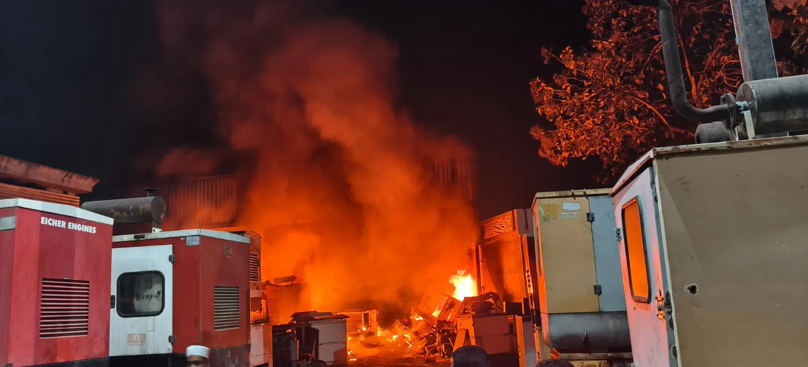 मुजफ्फरनगर में जनरेटर गोदाम में लगी भीषण आग, लाखों का सामान जलकर राख: शॉर्ट सर्किट से मची तबाही, बाल-बाल बचे कर्मचारी