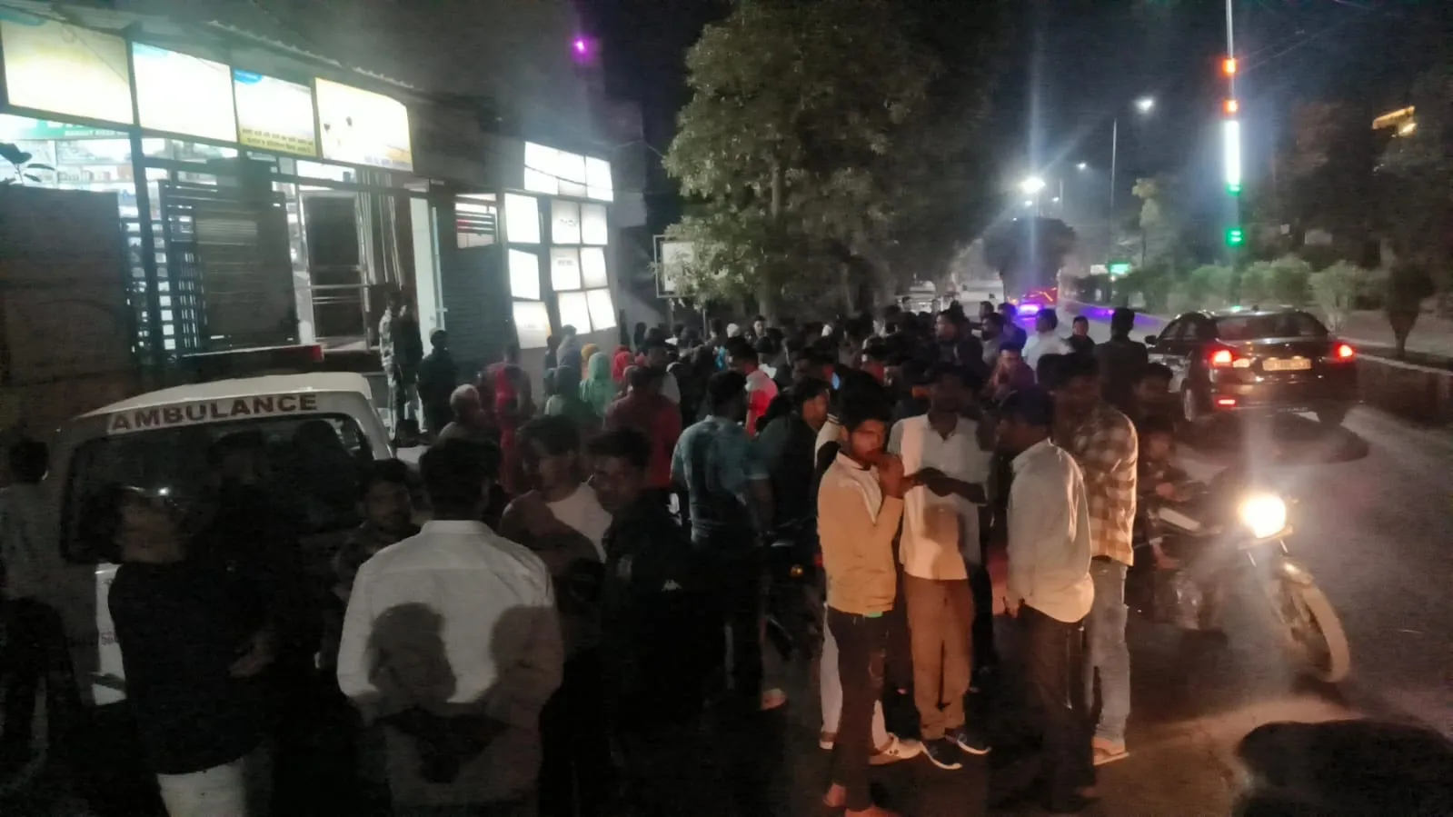 बुढ़ाना में भीषण सड़क हादसा, अज्ञात वाहन की टक्कर से दो महिलाएं, युवक व मासूम बच्ची गंभीर, मेरठ रेफर 