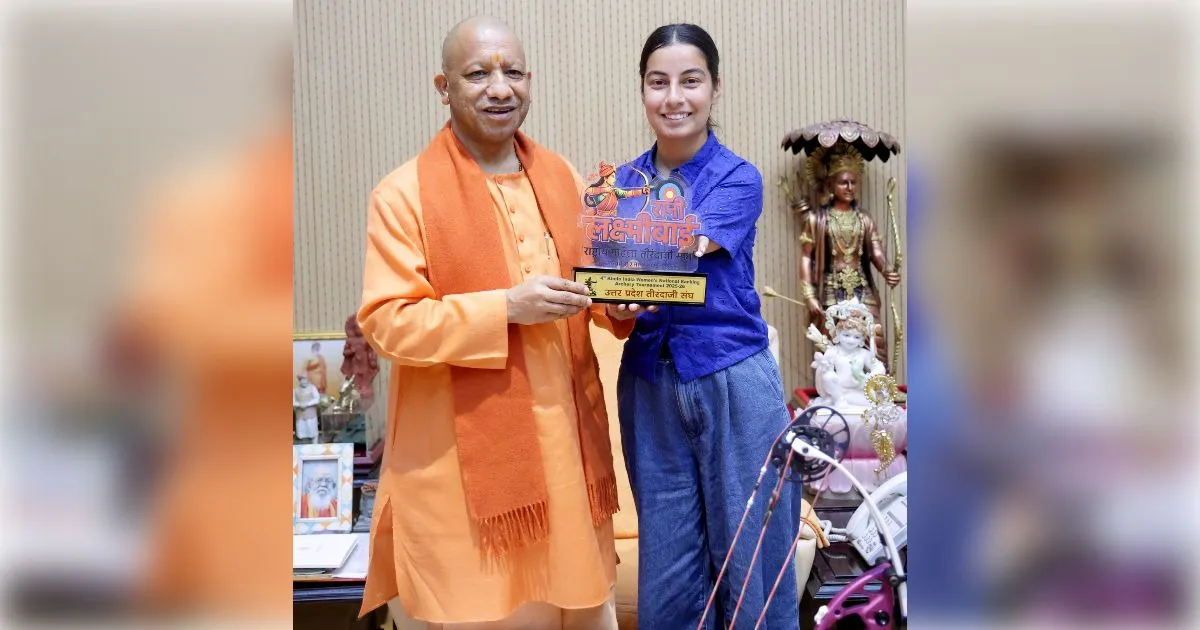 लखनऊ में मुख्यमंत्री योगी से मिलीं अर्जुन अवार्डी शीतल देवी और महिला तीरंदाजी टीम, सीएम ने थपथपाई पीठ