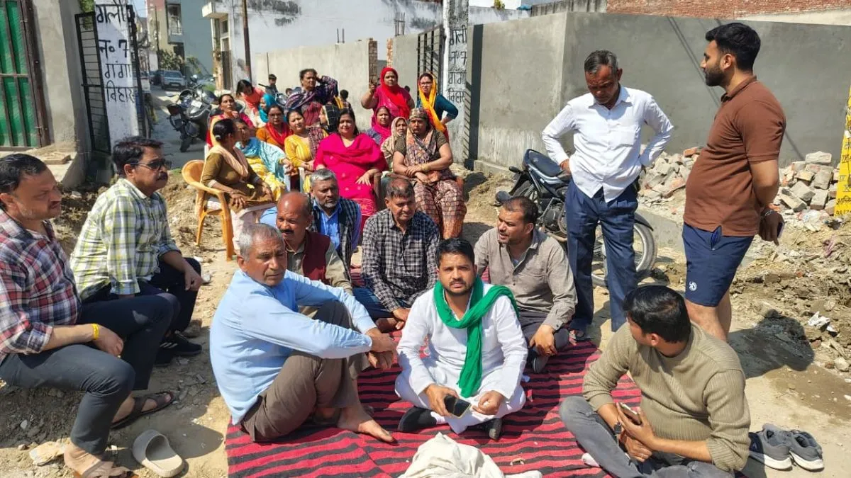 मुज़फ्फरनगर: बचन सिंह कॉलोनी में जलभराव का तांडव: नाराज निवासियों ने मंत्री-सांसद के खिलाफ किया जोरदार प्रदर्शन