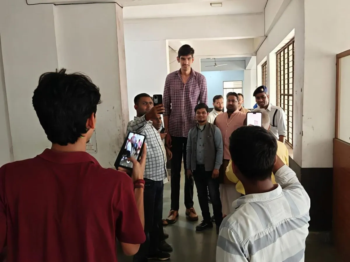 मुज़फ्फरनगर में साढ़े आठ फीट लंबे युवक का आरटीओ कार्यालय में आगमन, आकर्षण का केंद्र बने करण सिंह