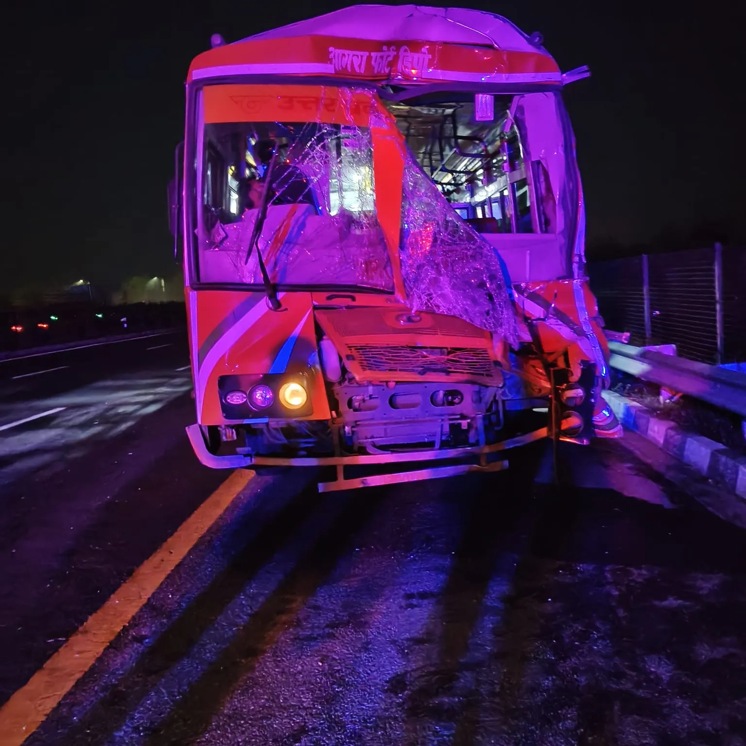 कन्नौज के पास आगरा-लखनऊ एक्सप्रेसवे पर भीषण सड़क दुर्घटना.. ट्रक से टकराई दो रोडवेज बसें, तीन की मौत और 31 यात्री घायल