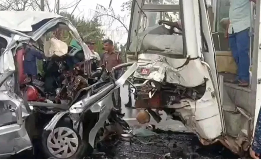 खुशियां मातम में बदलीं: बांग्लादेश में दो बसों में टक्कर, दूल्हा-दुल्हन समेत 14 की मौत, बीएनपी नेता के घर मातम