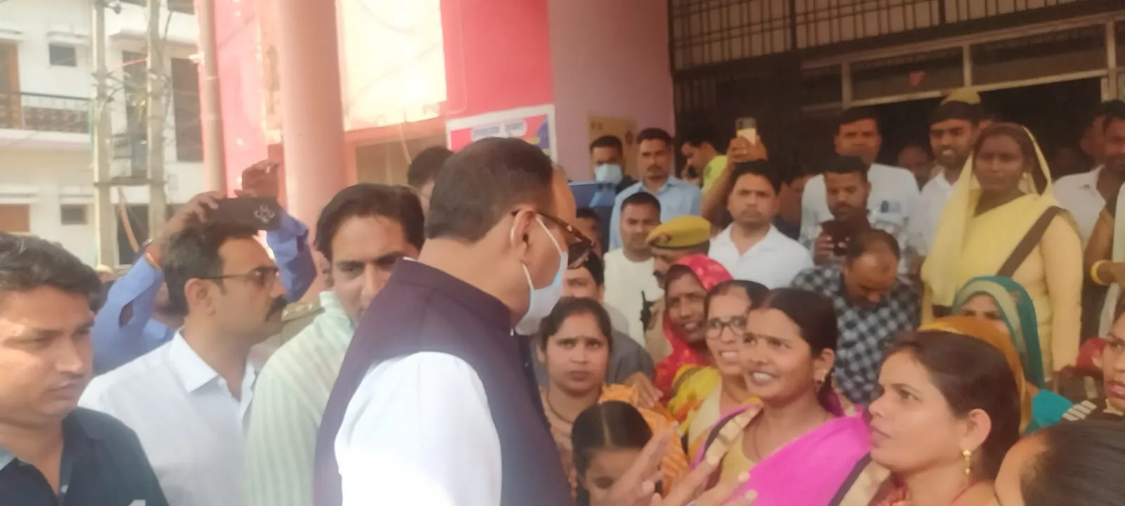 सीतापुर के सिधौली सीएचसी में अचानक पैदल पहुंचे ब्रजेश पाठक, खामियों को देख जिम्मेदारों को कड़ी फटकार