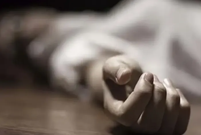 जेवर में निर्माणाधीन मकान की दीवार गिरी, मलवे के नीचे दबे पांच लोग, महिला की मौत