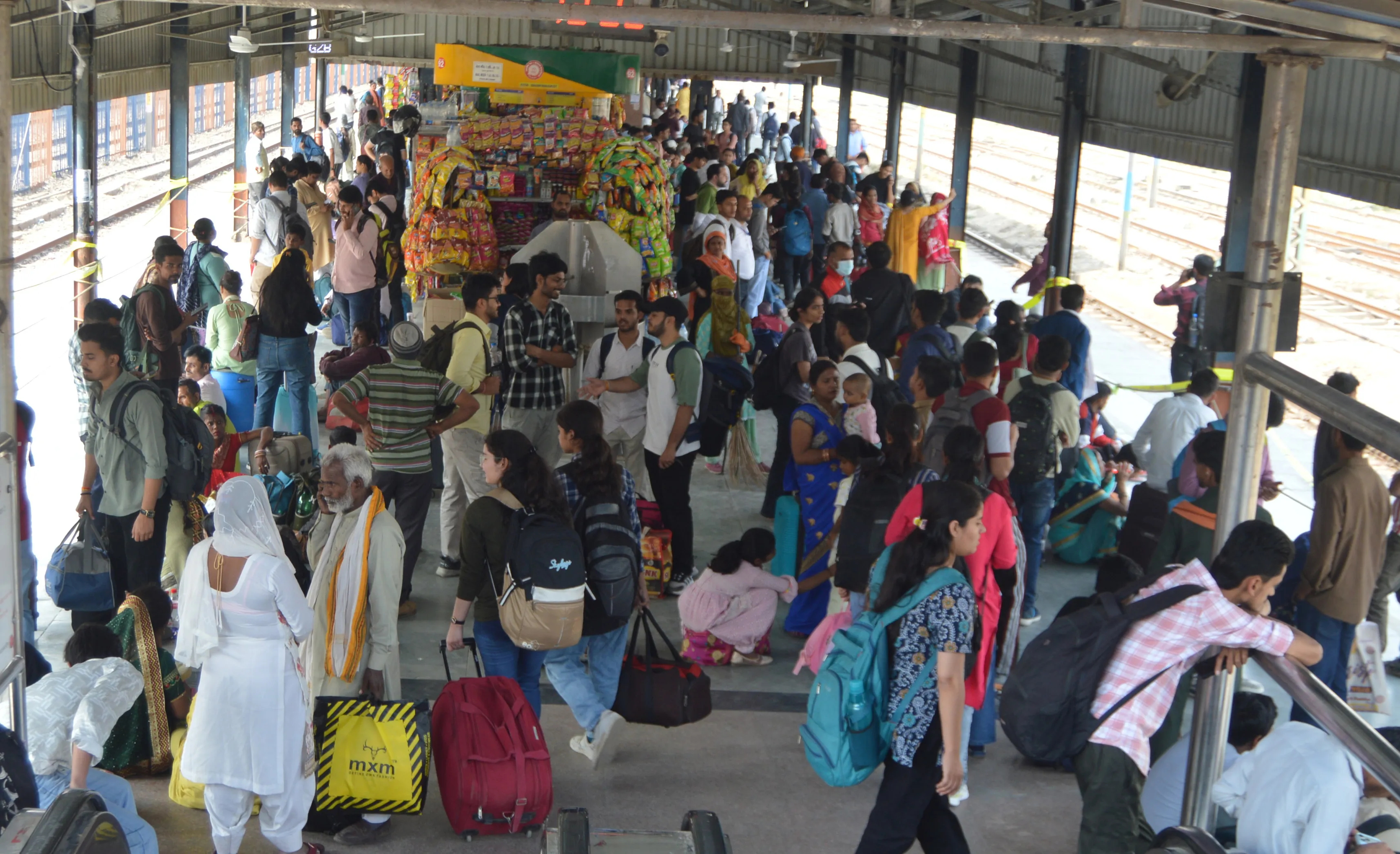 होली पर ट्रेनों-बसों में भारी भीड़, यात्रियों को खड़े होकर करना पड़ रहा सफर