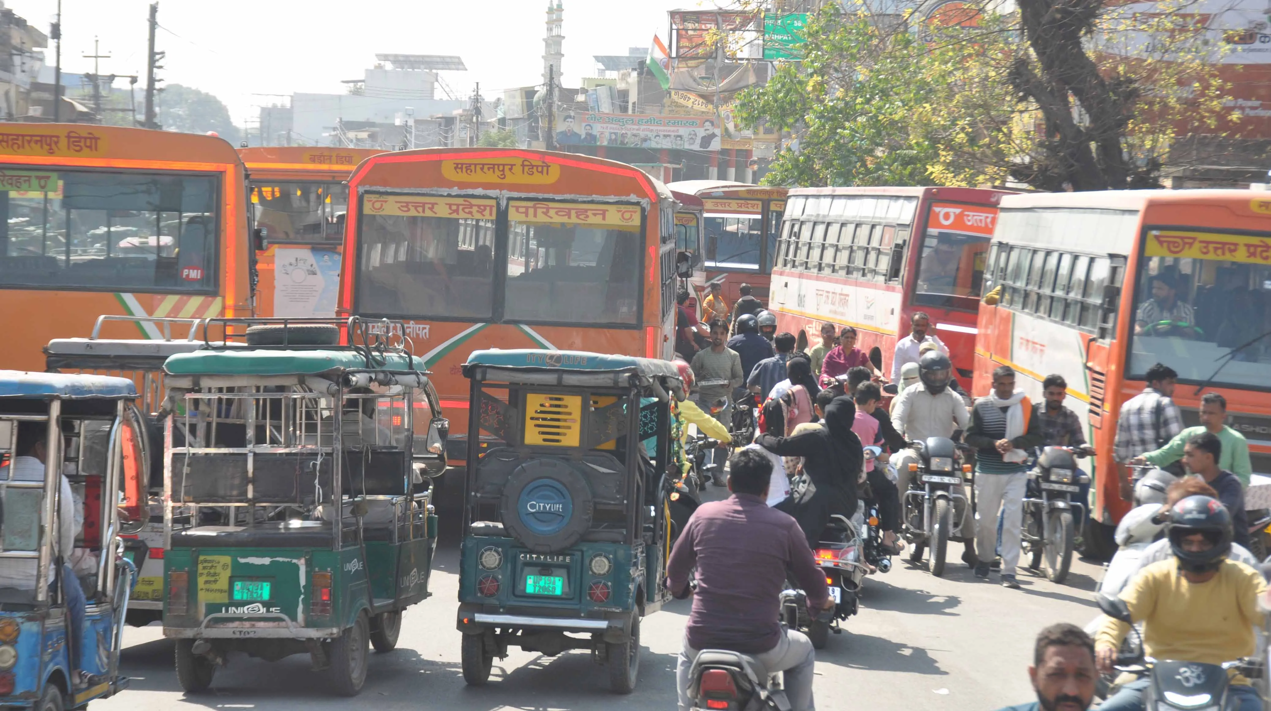 होली पर शामली रोडवेज बस स्टैंड पर उमड़ी भीड़, दिल्ली रोड पर लगा जाम