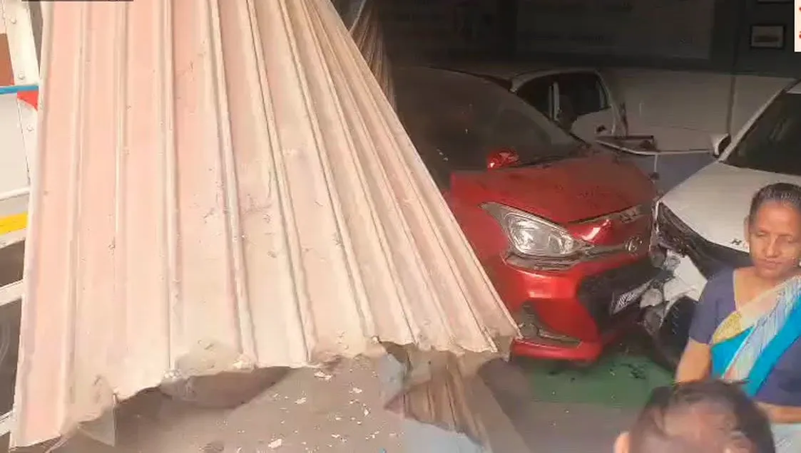 सहारनपुर में बेकाबू ट्रक कारों की दुकान में घुसे, कई गाड़ियां क्षतिग्रस्त