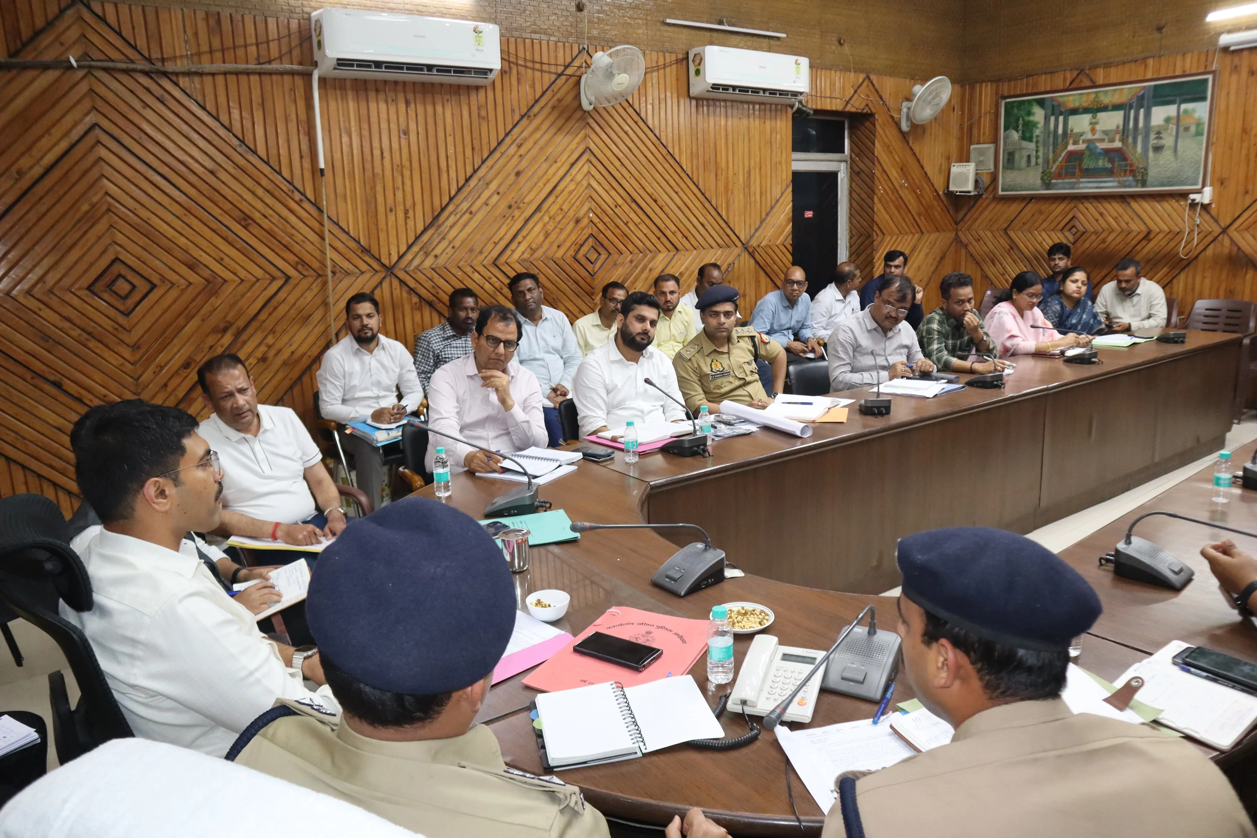 सहारनपुर: माँ शाकम्भरी देवी मेले की तैयारियों को लेकर डीएम ने की समीक्षा बैठक