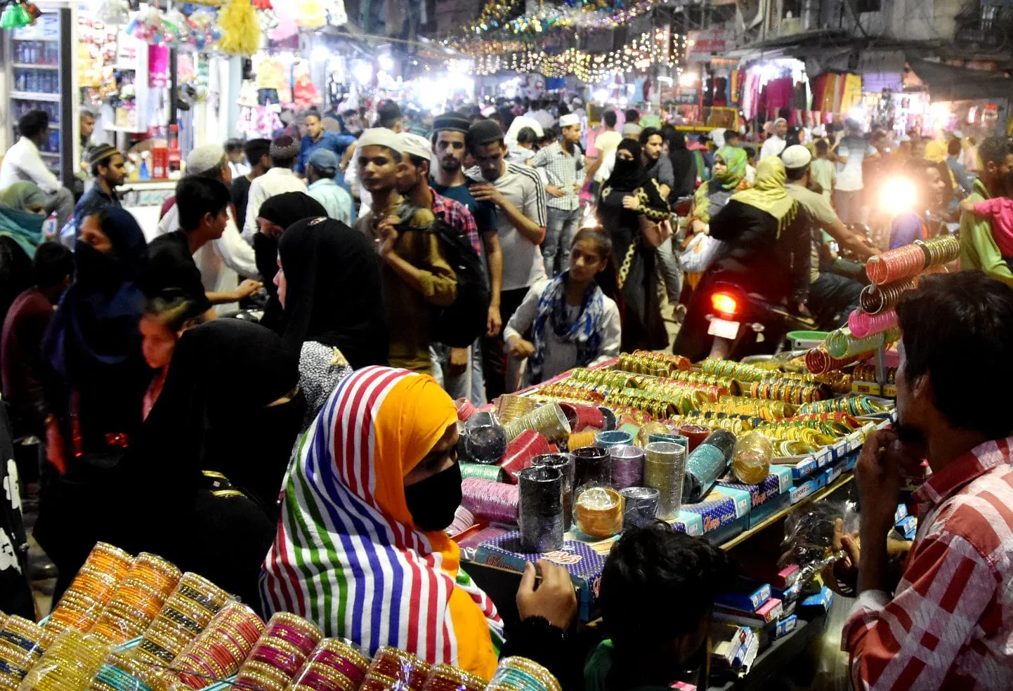 सहारनपुर : शनिवार को मनाई जाएगी ईद, ईद की नमाज की तैयारियों में जुटा प्रशासन,ईद की खरीदारी से गुलजार हुए बाजार