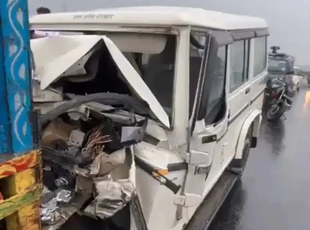 सहारनपुर: देवबंद में हाईवे पर ट्रैक्टर-ट्राली से टकराई बोलेरो, कार चालक की मौत