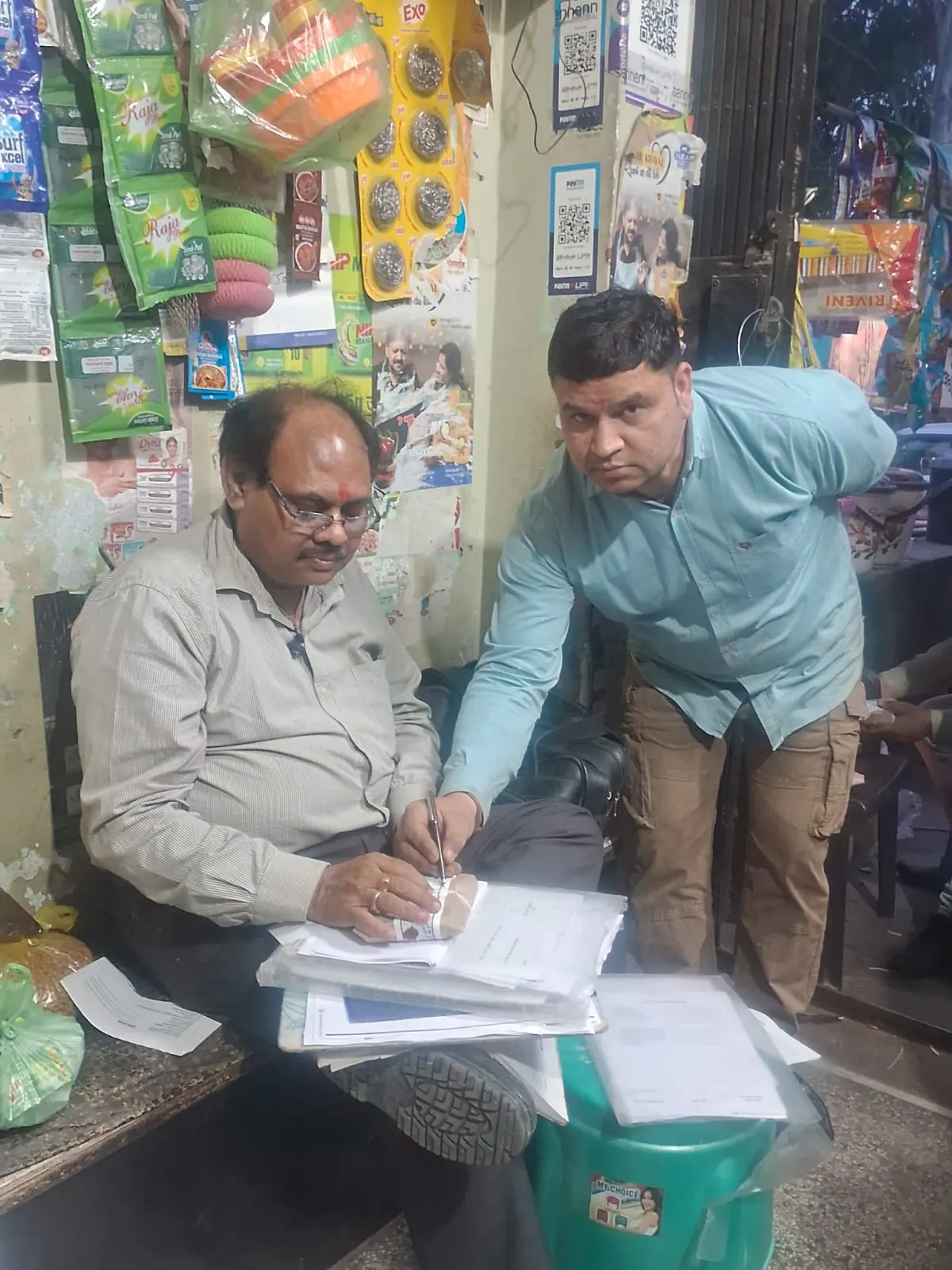 सहारनपुर : सहायक आयुक्त खाद्य द्वितीय के नेतृत्व में विभिन्न खाद्य सुरक्षा अधिकारियों ने जनपद के अलग-अलग क्षेत्रों में ताबड़तोड़ छापेमारी की