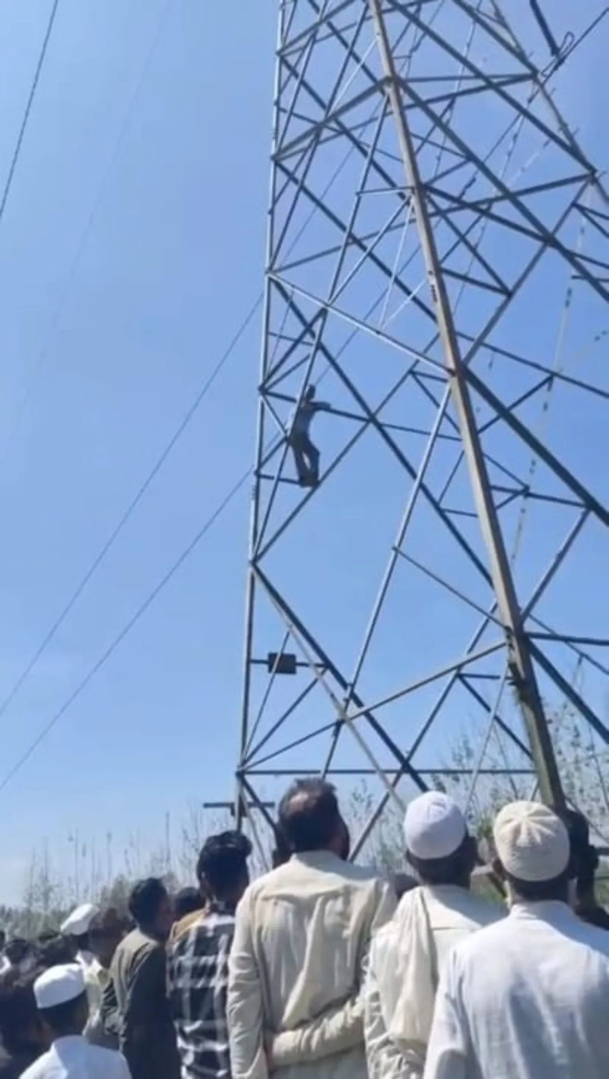 बेटे पर दर्ज मुकदमा बना गले की फांस: पिता बना 'वीरू', हाईटेंशन बिजली के टॉवर पर चढ़कर काटा घंटों हंगामा