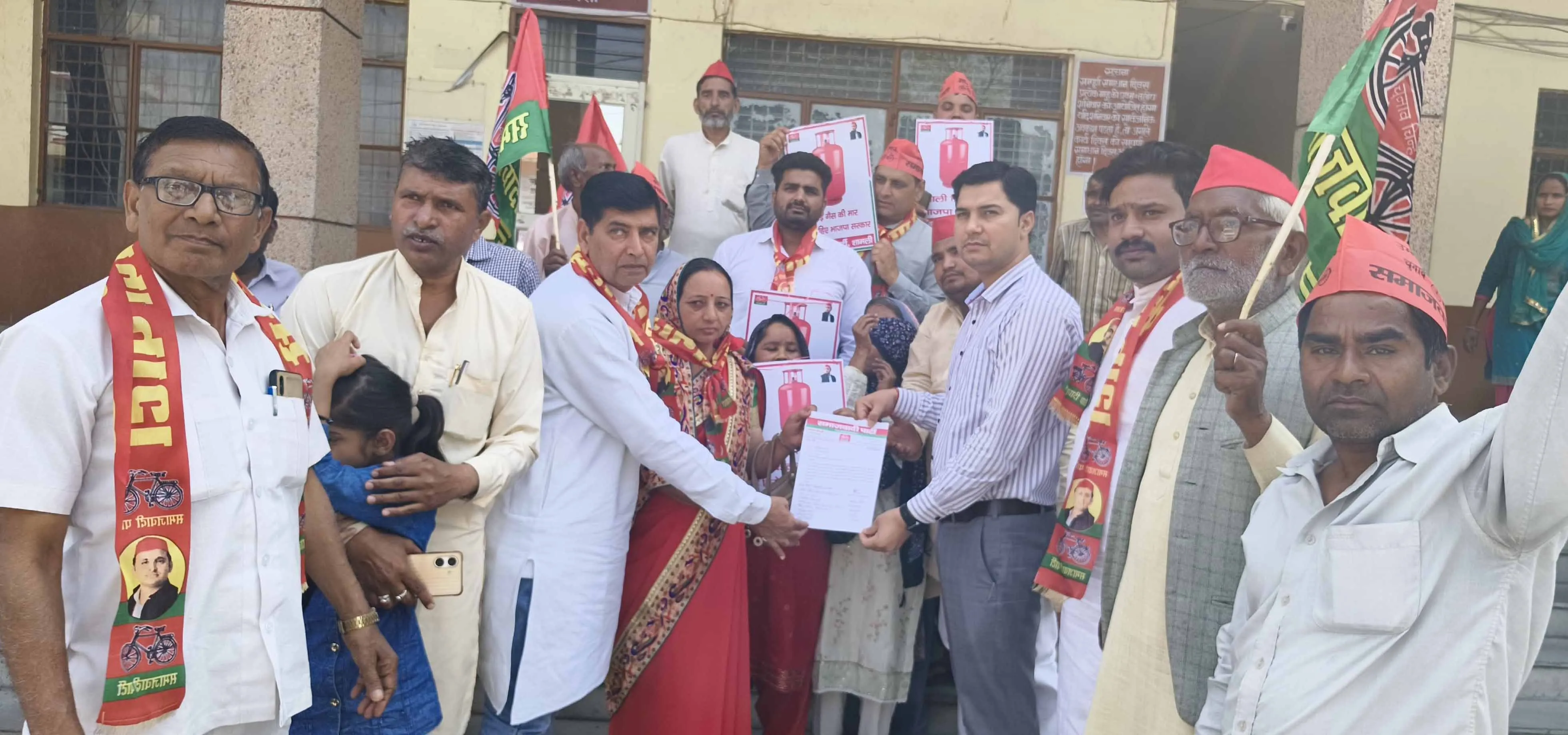 शामली: रसोई गैस सिलेंडरों की कमी पर समाजवादी पार्टी महिला सभा का राज्यपाल को ज्ञापन