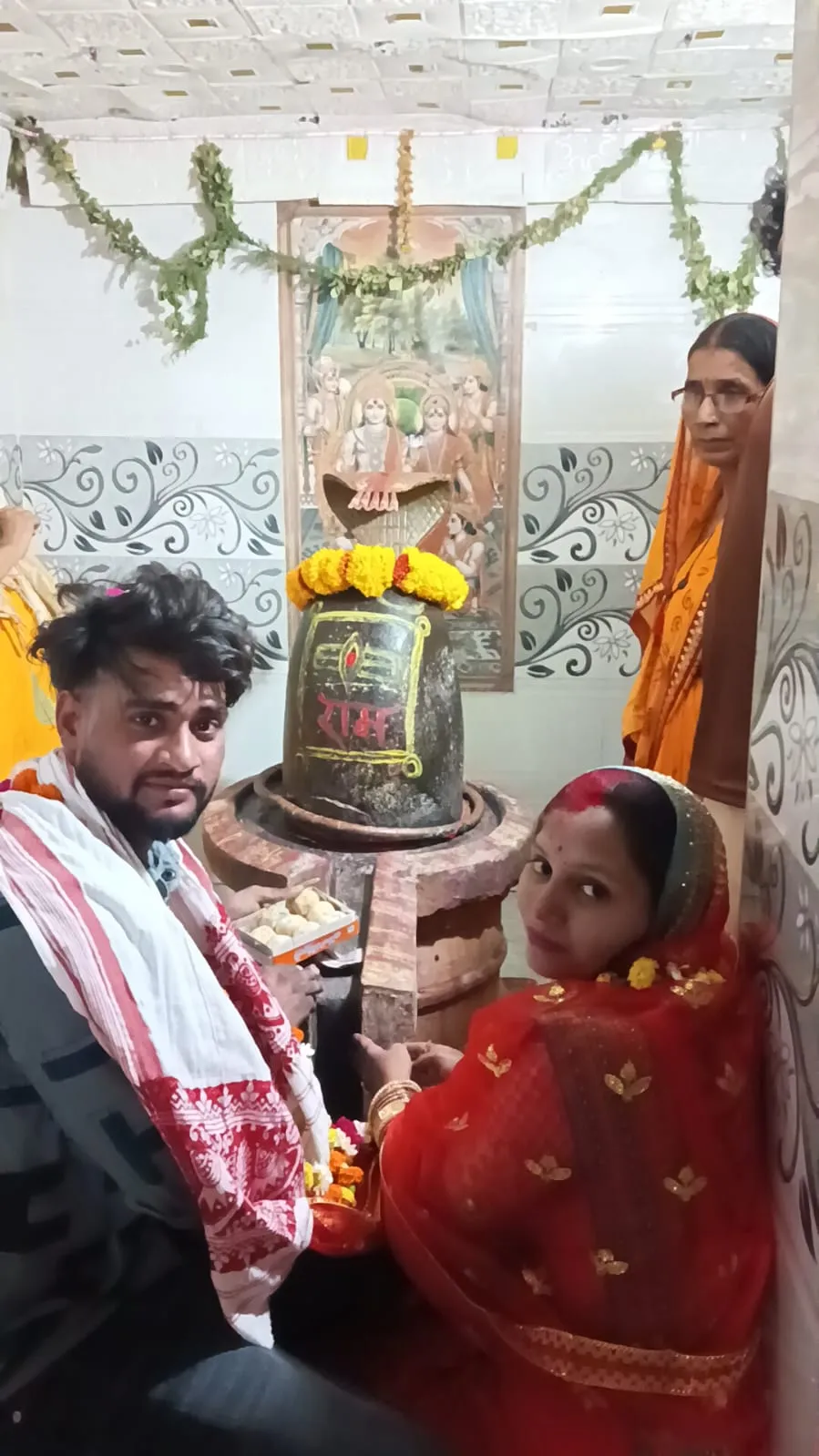 घर से भागकर प्रेमी युगल ने मंदिर में रचाई शादी, सोशल मीडिया पर वीडियो वायरल