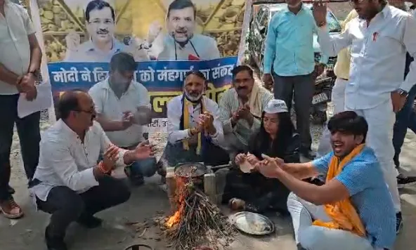 गाजियाबाद: गैस किल्लत और महंगाई के खिलाफ 'आप' का जोरदार प्रदर्शन, कलेक्ट्रेट पर सौंपा ज्ञापन