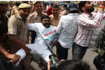 Samajwadi Party का हजरतगंज चौराहे पर प्रदर्शन,महंगाई और गैस किल्लत को लेकर सड़क पर उतरे नेता