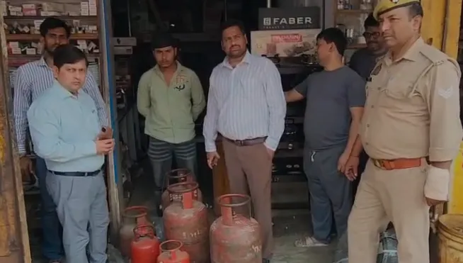 गाजियाबाद: घरेलू गैस की कालाबाजारी पर प्रशासन का प्रहार, एसडीएम और डीएसओ ने की छापेमारी
