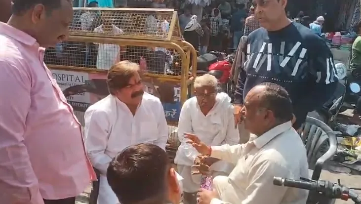 मेरठ: स्कूटी पर बैठने को लेकर दो समुदायों में विवाद, भाजपा नेता कमलदत्त शर्मा और पुलिस ने संभाली स्थिति