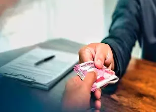 अयोध्याः मिल्कीपुर तहसील के लेखपाल का रिश्वत लेते वीडियो वायरल, किसान रुपये की मांग