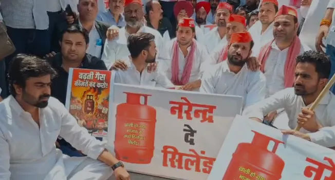 मेरठ: गैस सिलेंडर की किल्लत पर भड़की सपा, विधायक अतुल प्रधान के नेतृत्व में डीएम कार्यालय का घेराव