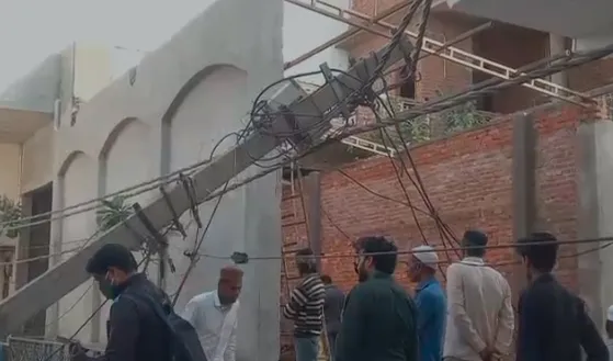 मेरठ: लिसाड़ी गेट में अवैध रूप से खंभे पर चढ़कर तार ठीक कर रहा युवक करंट से झुलसा, गिरा खंभा