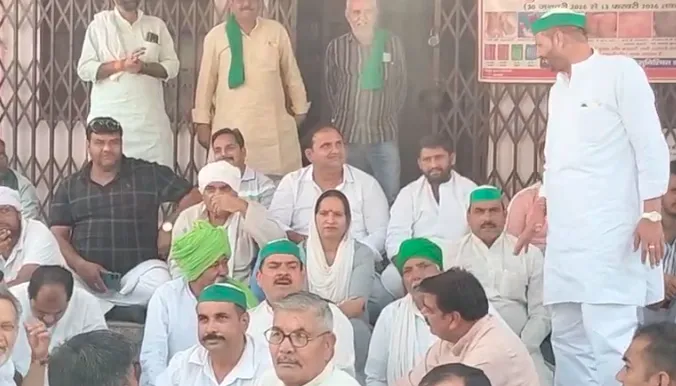 शामली: बदहाल स्वास्थ्य सेवाओं के खिलाफ सीएमओ कार्यालय पर भाकियू का हल्लाबोल