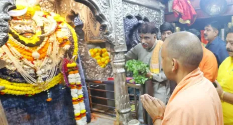 वाराणसी दौरे पर मुख्यमंत्री योगी आदित्यनाथ ने किए बाबा विश्वनाथ के दर्शन