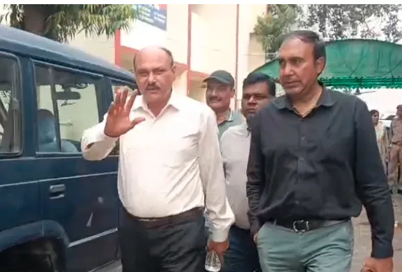 मेरठ में एंटी करप्शन टीम ने पूर्व सैनिक कल्याण निगम के बाबू को 50 हजार की रिश्वत लेते रंगे हाथों किया गिरफ्तार