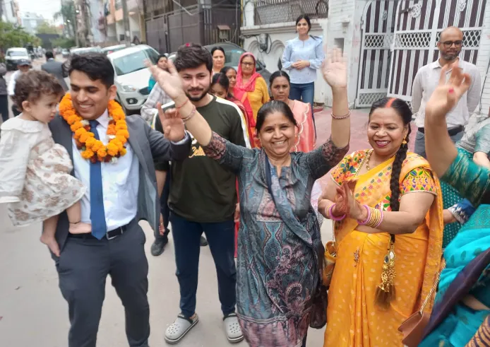 गाजियाबाद: गोविंदपुरम के निखिल पवार ने यूपीएससी में गाड़ा सफलता का झंडा, जोरदार स्वागत