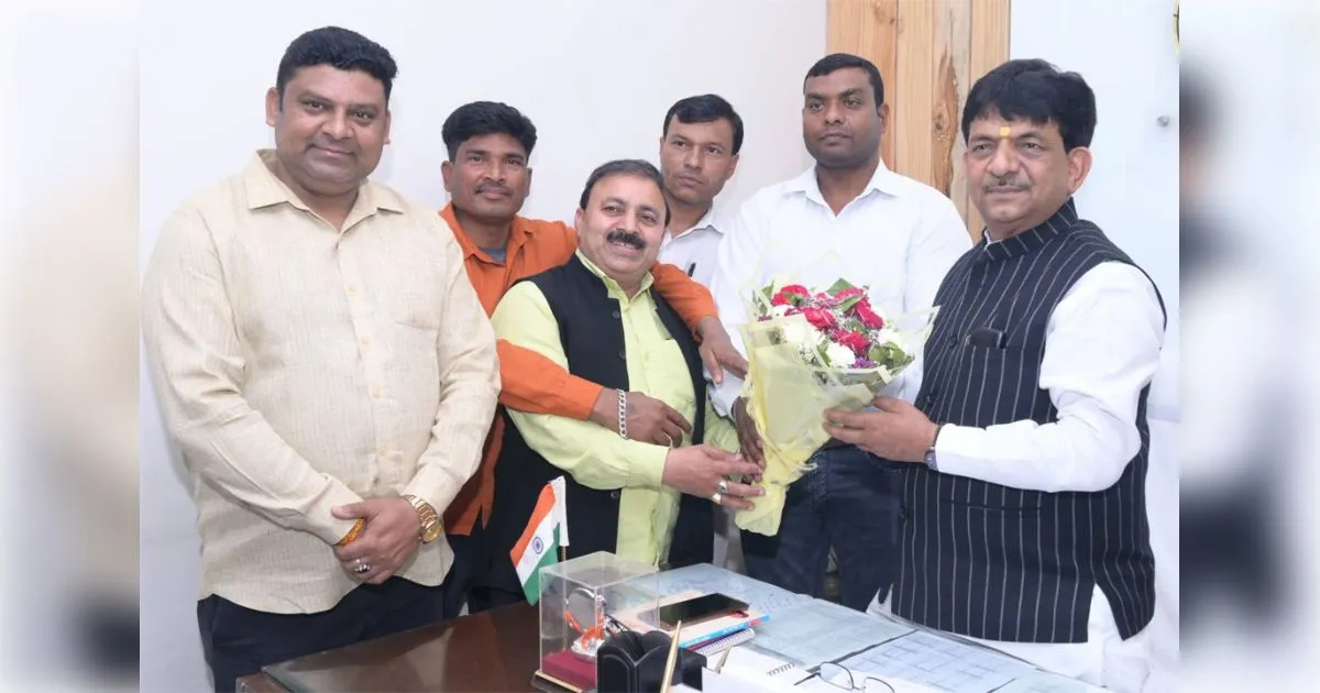 मुजफ्फरनगर में सफाई कर्मचारी संघ ने राज्यमंत्री कपिल देव को सौंपा ज्ञापन, आश्रितों को नौकरी देने की उठाई मांग