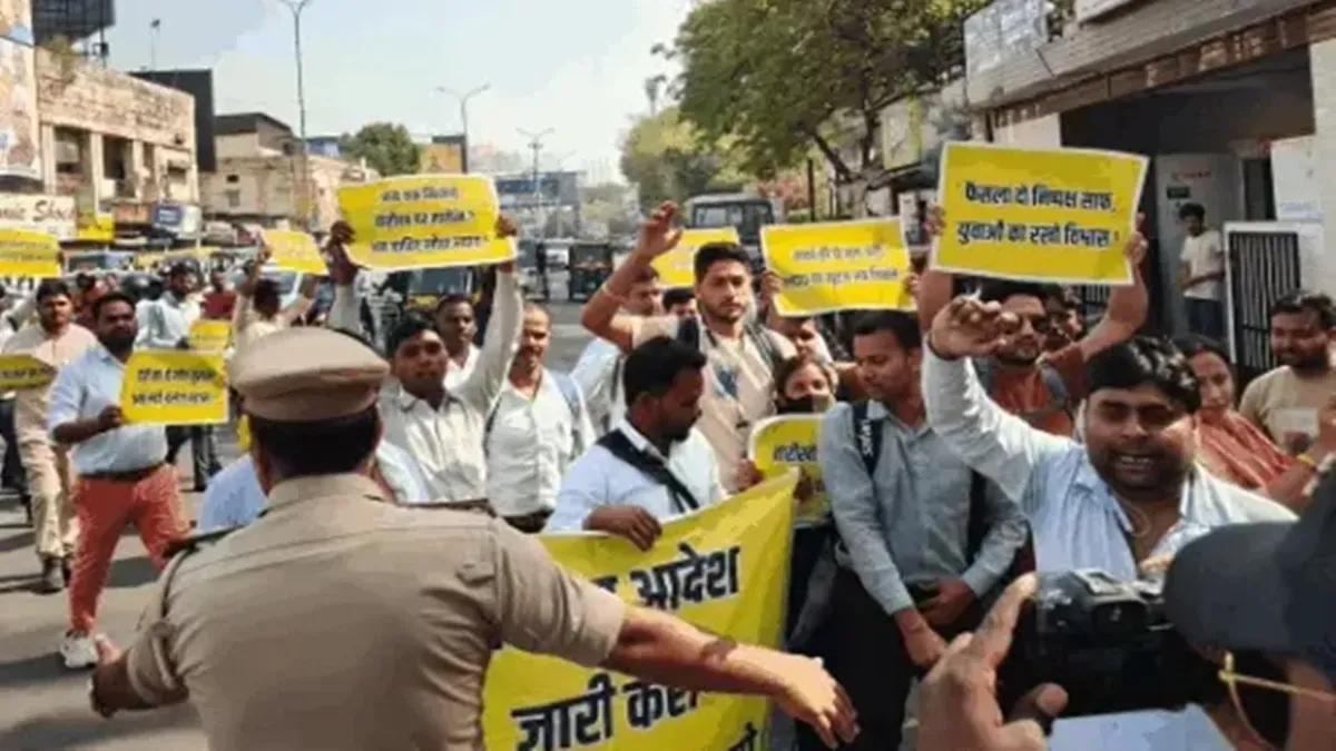 लखनऊ: भर्ती में देरी पर फूटा युवाओं का गुस्सा, हाथ में कटोरा लेकर किया प्रदर्शन, जीपीओ के पास पुलिस ने रोका
