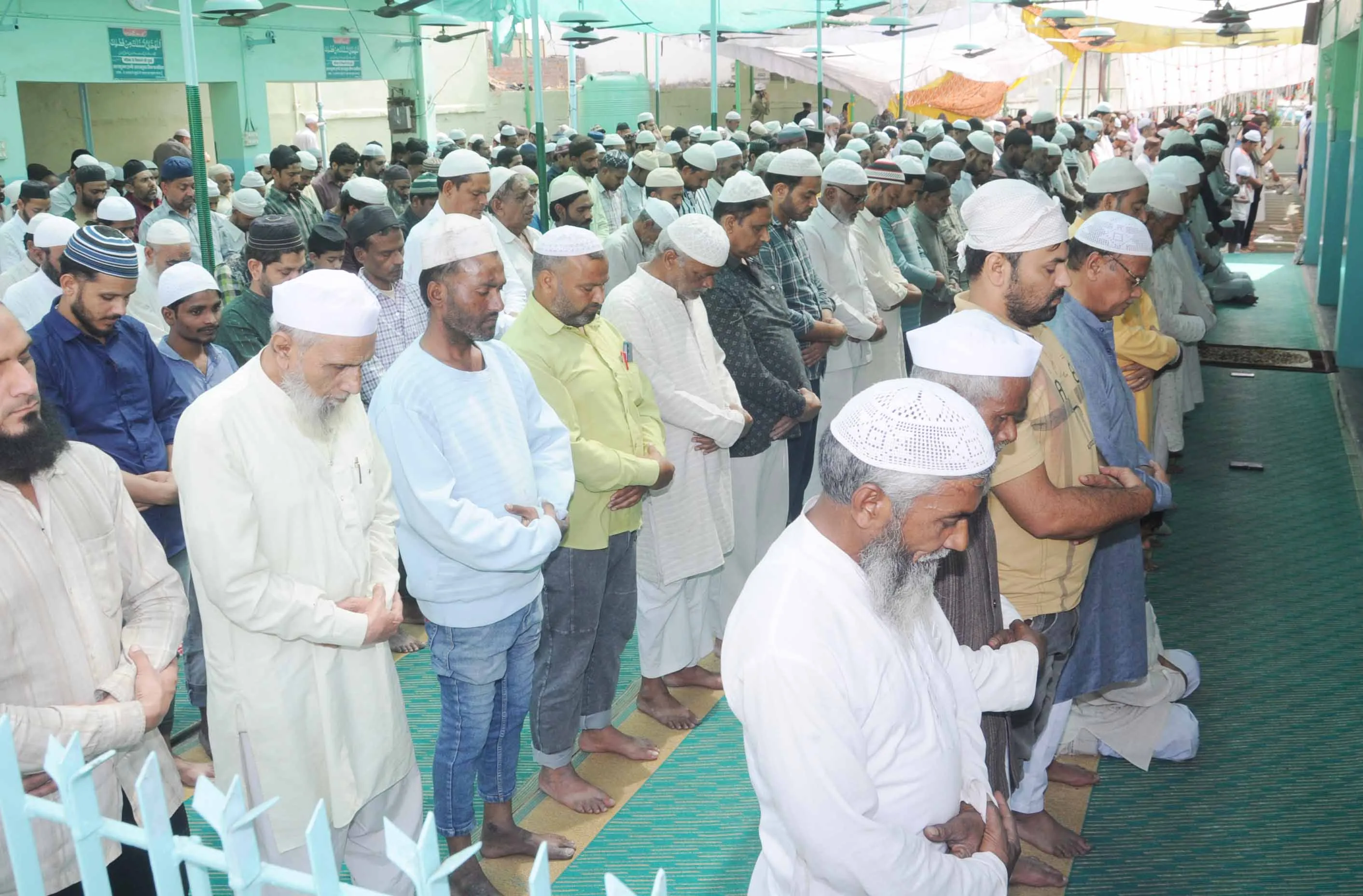 शामली: रमजान के चौथे जुमे की नमाज पर प्रशासन अलर्ट, मस्जिदों में पुलिस तैनात