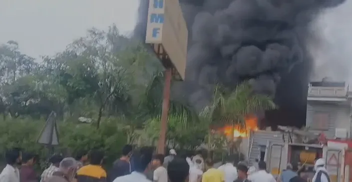 हापुड़: धौलाना में कूलर फैक्ट्री में भीषण आग का तांडव, दो घंटे से धू-धू कर जल रही इकाई