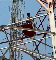 सोनभद्र: प्यार में 'शोले' स्टाइल ड्रामा, पत्नी को लाने ससुराल पहुंचे युवक के साथ हुई मारपीट तो चढ़ गया टावर पर