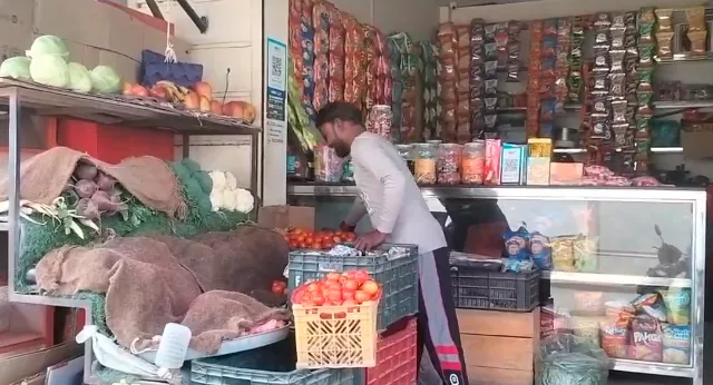 मुजफ्फरनगर: सब्जी की दुकान में जा घुसी अनियंत्रित कार, सीसीटीवी में कैद हुआ खौफनाक मंजर