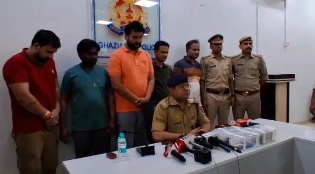 गाजियाबाद: बीमा पॉलिसी के नाम पर करोड़ों की ठगी करने वाले 5 'नटवरलाल' गिरफ्तार, कॉल सेंटर से चलाते थे नेटवर्क