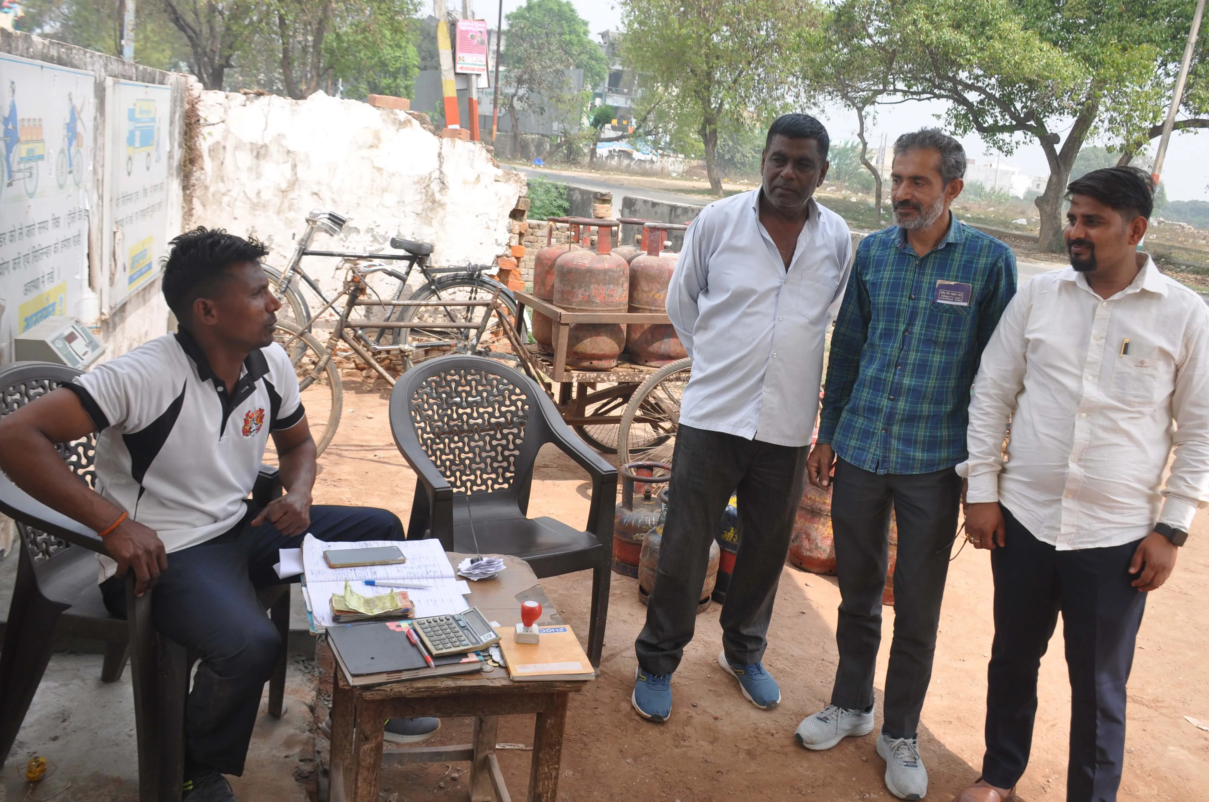 शामली में व्यावसायिक गैस सिलेंडर की सप्लाई प्रभावित, होटल और भोजनालय संचालक परेशान