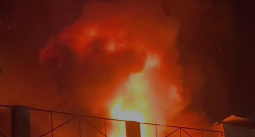 बागपत: बड़ौत की फैक्ट्री में आधी रात को लगी भीषण आग, मची अफरातफरी; लाखों का नुकसान