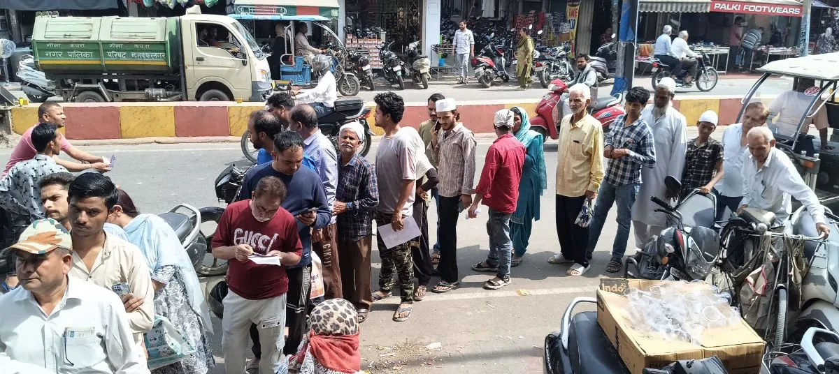 मुज़फ्फरनगर में गैस एजेंसी पर उपभोक्ताओं का भारी बवाल, 900 का सिलेंडर 2000 में बेचने का आरोप