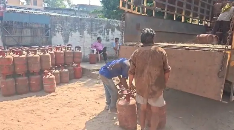 मेरठ: गैस सिलेंडर की कमी की खबरें मात्र अफवाह, डीएम ने जनता से की शांति की अपील