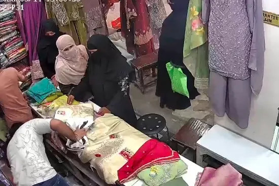 मुजफ्फरनगर: ईद की खरीदारी के दौरान दुकान में सेंधमारी, बुर्कानशीं महिला की चोरी सीसीटीवी में कैद