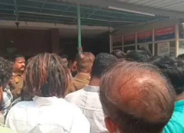 मेरठ में नाम को लेकर बवाल! ‘राजू’ बनकर छोले बेच रहा था युवक, बजरंग दल का हंगामा