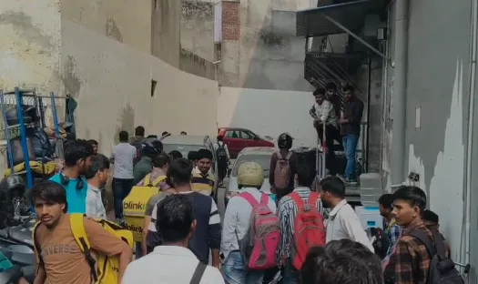 मुजफ्फरनगर: पार्किंग विवाद में ब्लिंकिट डिलीवरी बॉय के साथ मारपीट, 300 राइडर्स ने काम बंद कर किया हंगामा