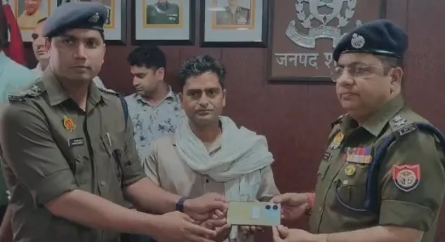 शामली: गुमशुदा मोबाइल पाकर खिले लोगों के चेहरे, पुलिस ने बरामद किए 36 लाख रुपये के 142 फोन